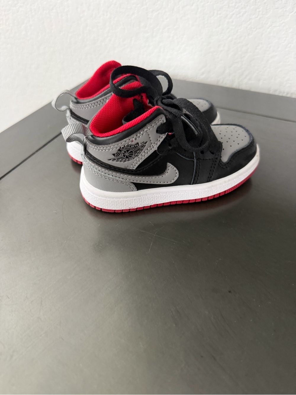 Jordan Kids Low-Top Sneakers in Black, Gray & Red